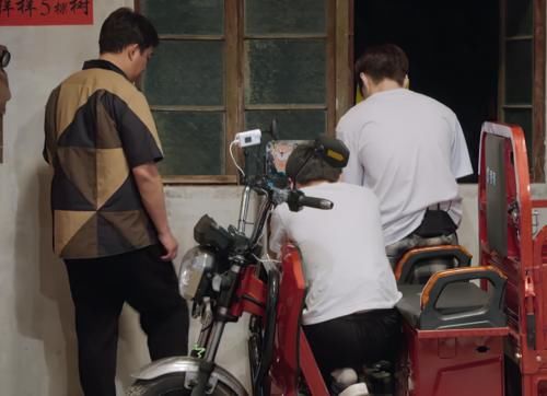 最佳男主角|彭昱畅玩游戏机无视黄磊，脚上的鞋子成最大焦点，网友：惹不起