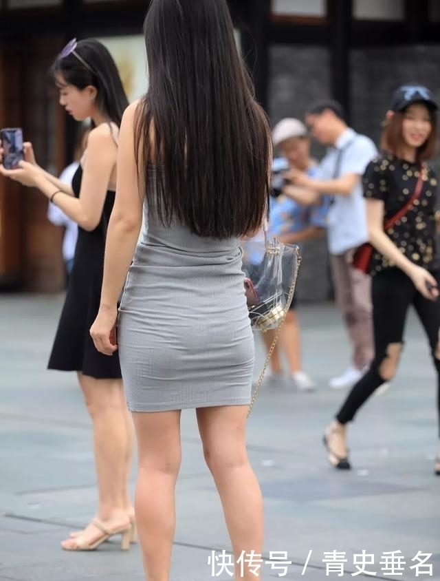 辣妈|街拍：一个很会穿搭的美女走在街上，气质很好