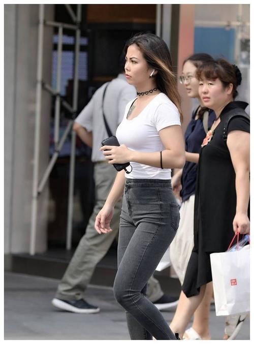 紧身牛仔裤 紧身牛仔裤深灰色款式,搭配白色上衣,时尚展现好气质!