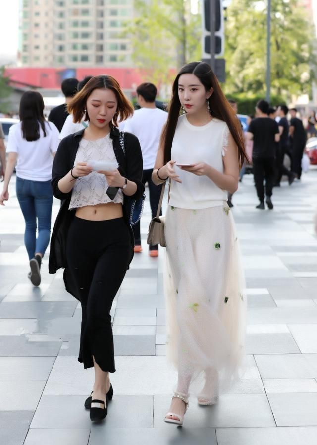 搭配|清新靓丽的小姐姐，白色上衣搭配牛仔背带裤，时尚又俏皮