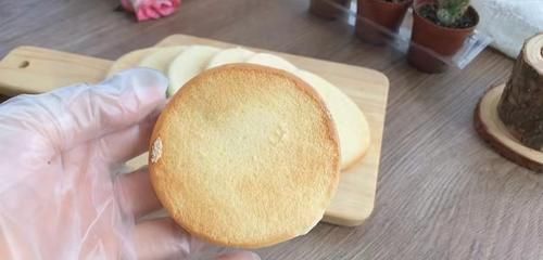 可以拉丝的肉松小贝，细腻柔软又湿润，自己在家就能做