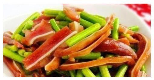 美食精选:包菜炒香菇,蒜苔炒猪耳朵,砂锅红烧肉,小白菜炒香菇