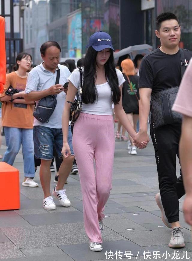 面料 黑色吊带上衣搭配牛仔裤,彰显不同时尚感,也很有时尚气质