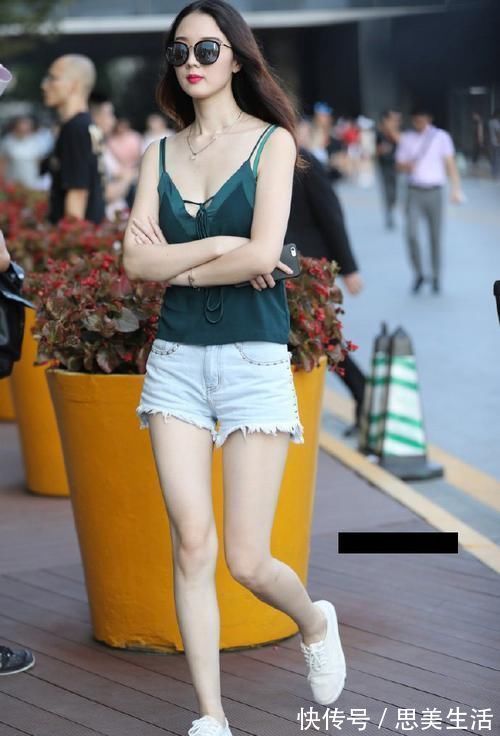 小姐姐|路人街拍打扮清凉的长发小姐姐,墨镜下的颜值一定很高吧