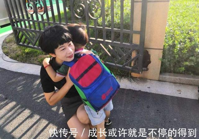 女儿|爸爸接孩子放学迟到了，女儿们一脸气愤，门卫大爷都憋不住笑了