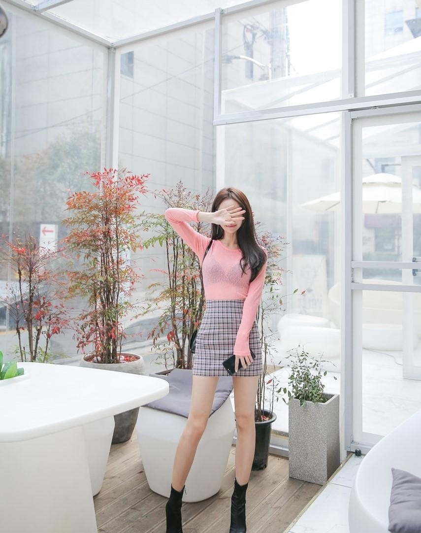 紧身T恤 半透款式的长袖紧身T恤, 给甜美的小姐姐加了几分性感