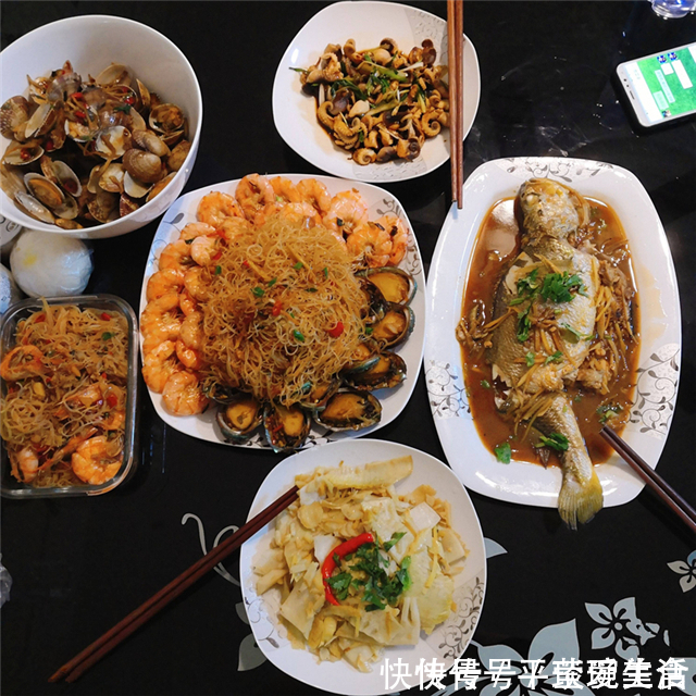 下厨|同事来家里蹭饭,婆婆下厨招待,一桌菜体面又周到,觉得怎么样