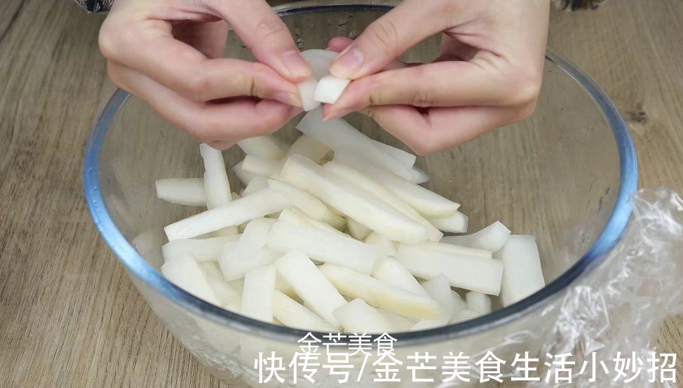 腌萝卜时,只用盐杀水就错了,跟我学会这招,萝卜香脆爽口不涩口