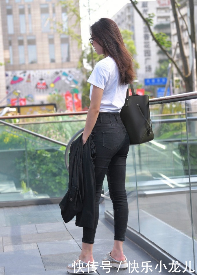 修身牛仔裤让你展现身材优势，轻松搭配出个性美