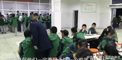 气场太强了！校长在清晨的食堂让学生一个一个吃鸡蛋……！