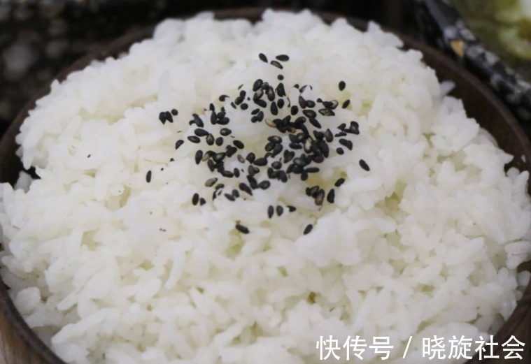 米饭|煮米饭，最忌直接加水煮！大厨教你这2招，米饭香软不粘黏，好吃