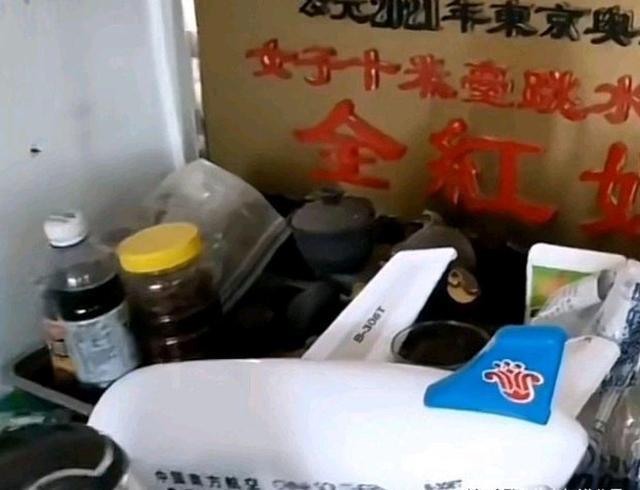 红姐|全红婵家摆设朴素!墙上就贴了3张冠军图,红姐的奖牌被丢在角落