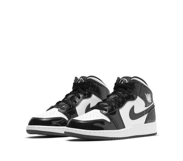 logo 碳纤维纹理鞋身!黑白Air Jordan 1 Mid官图释出!