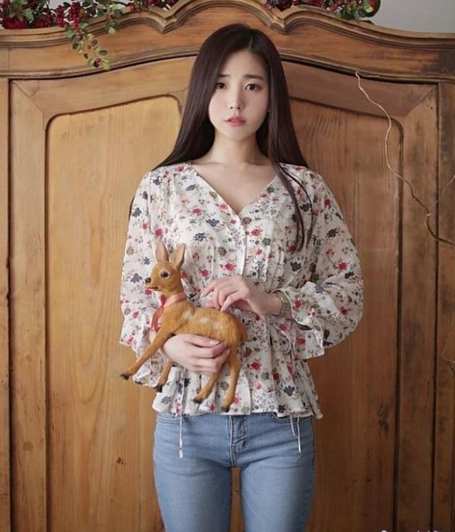 雪纺衫|艳若桃李的小姐姐, 一件碎花雪纺衫配牛仔裤, 清纯十分迷人