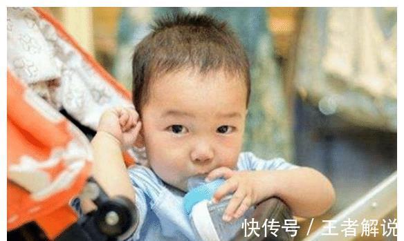 父母|6个月宝宝喜欢“抓耳朵”是暗示生病?背后诱因,新手父母要知道