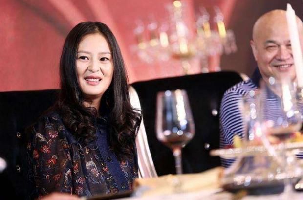 在《非诚勿扰》指导女嘉宾情感,却私下和丈夫离婚,黄澜到底多可笑