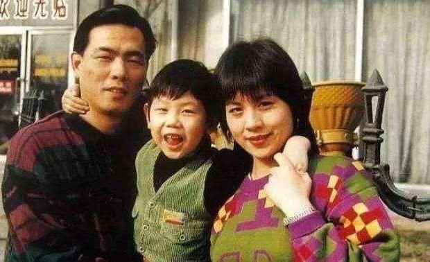 黄胜|他是体坛风云人物，官至副部执掌三大协会惹争议，妻子美艳动人