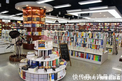 新华文轩#新华书店常年空调开放，但顾客大多只看却很少买，为何依然强大