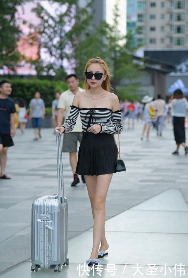 街拍美女小姐姐的白嫩皮肤让人一看就心动