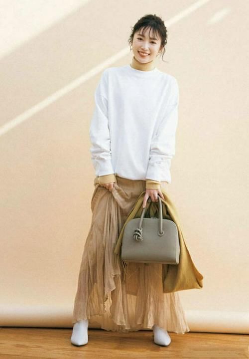 40岁女人“开春”穿什么？试试“短靴＋纱裙”吧，气质优雅又减龄