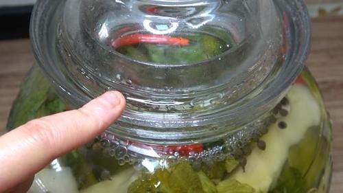 泡酸菜别只加盐，30年老方法告诉你，又酸又脆，放一年不会坏