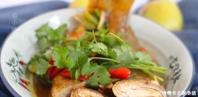 烧鱼时,用料酒还是啤酒大厨透露都不对,加它鱼肉不腥还鲜嫩