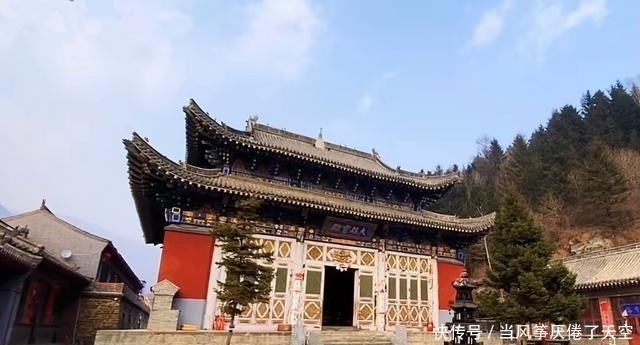 山西有座千年古寺，许多人远道而来，就为在一块大石头上躺一躺