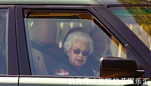 伍德农场|英女王酷爱开车真健朗!裹红牡丹衬衫雍容大气,绛紫色口红显严肃