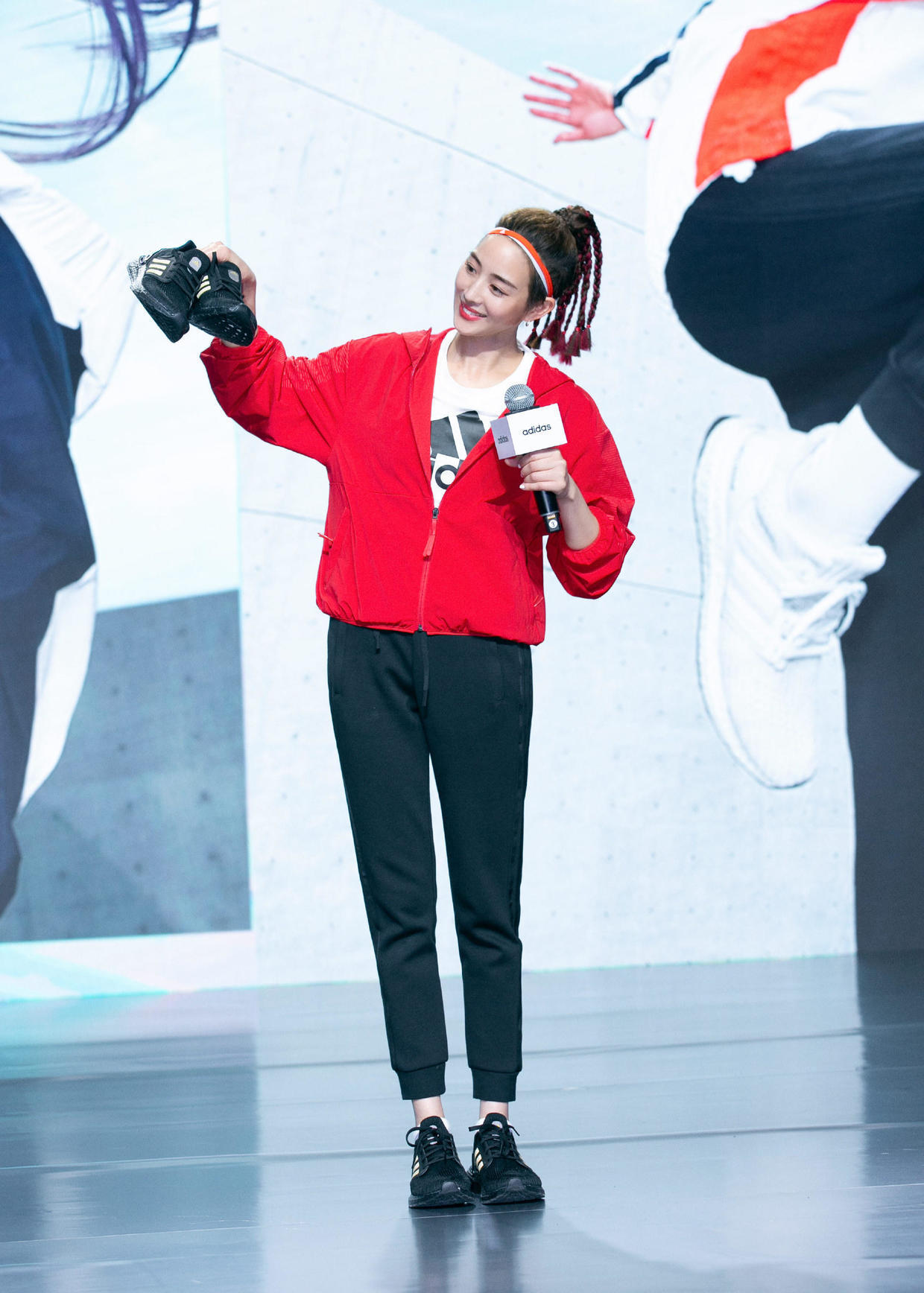 张钧甯穿搭低调,气质出众,圆领毛衣配牛仔裤休闲低调,活力十足