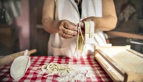亚硝酸盐|爱吃米面的都注意!这几种食物暗藏“毒素”,你家餐桌上没准就有