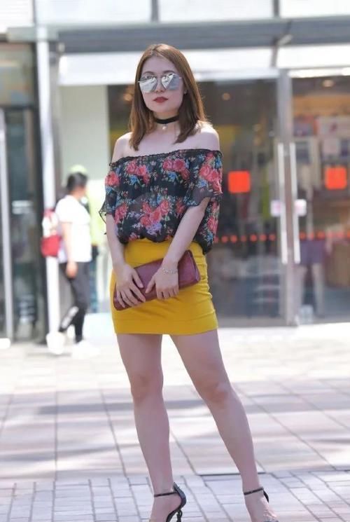 锁骨链 黑色大碎花蕾丝“半透明”打底搭配包臀裙,非主流穿搭也有美感