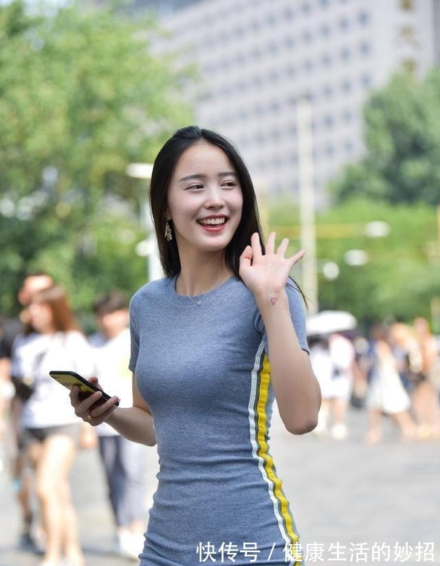 裙子 “背心和瑜伽裤”的穿法,很适合微胖女生,她们穿起来会更加性感!