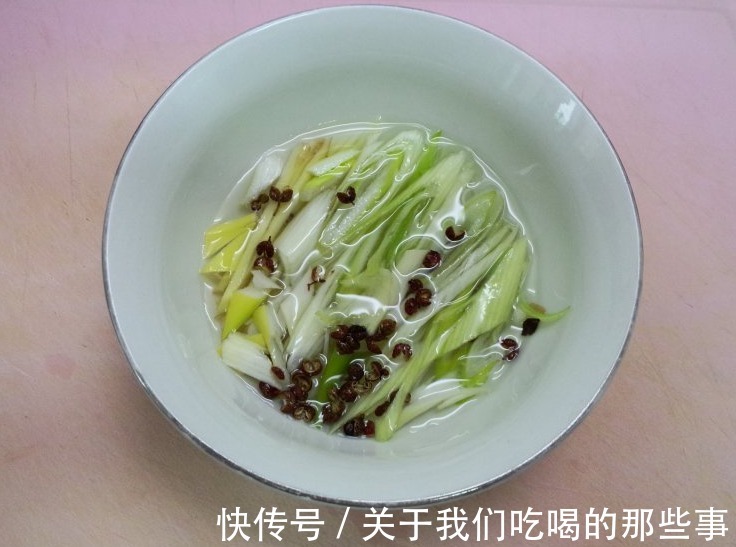 调肉饺子馅,为啥总是又腥又干,很难吃?原来没掌握3个关键技巧