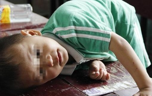 晓丽|5岁男童爱趴在床上摩蹭，两位妈妈的不同做法，影响了孩子未来