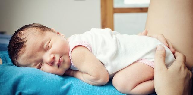 一字马|宝宝“一字马”睡姿走红,3个月会劈叉,网友:体操女王来了