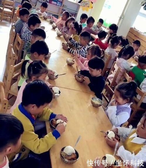 饭菜|孩子说幼儿园饭菜香,看到老师拍照后,我立刻带孩子转学