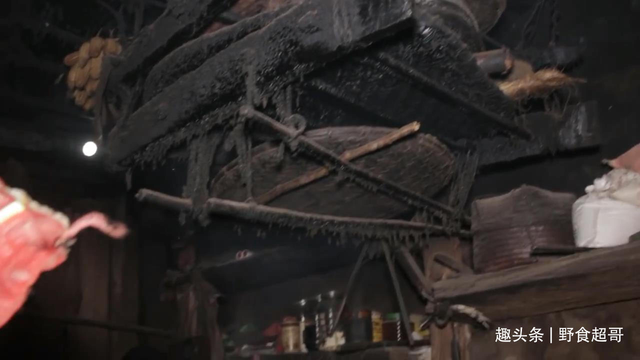 尼泊尔山区穷家吃鸡肉，打着手电筒炒菜，鸡肠不洗直接挤掉鸡粪