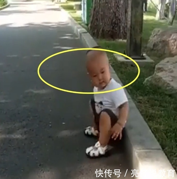 二宝|宝宝累到想坐台阶休息,却不想困难重重,奶奶:笑出眼泪了