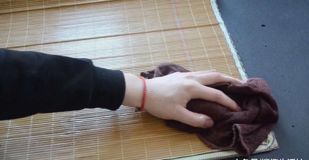 妙用|垃圾桶上粘一个塑料瓶, 一年还能帮家里省不少钱, 可惜知道的人不多