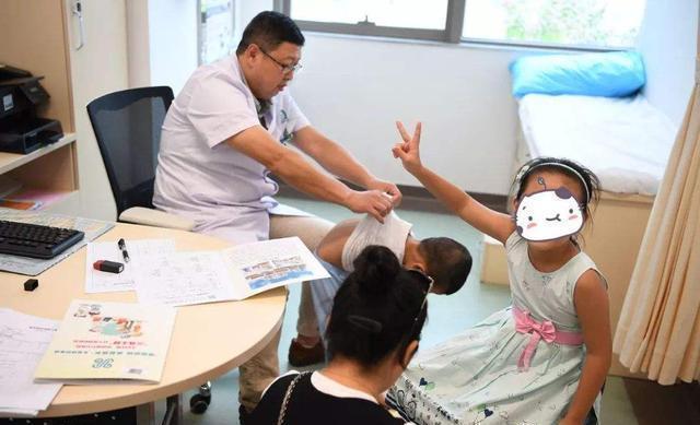 小时候|小时候爱''咬指甲''的孩子,长大后多半是这2种性格,太心疼孩子了