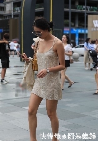 女人味|街拍:清凉优雅的长款吊带背心,十分具有知性的女人味,简单大方