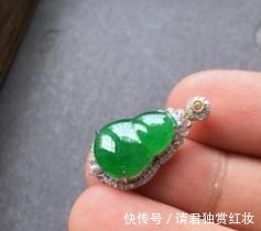 小孩儿@女神林志玲都在戴的翡翠葫芦,你喜欢哪一种