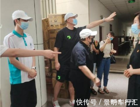 鸿星尔克成企业标榜,吴昕维嘉拉低主持人高度,央视点评最为犀利