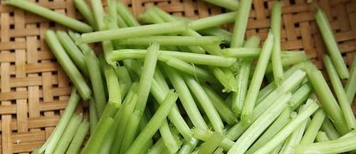 立夏前后，不吃肉也要多吃这朵花，10元钱一斤，清甜脆嫩，贵也值