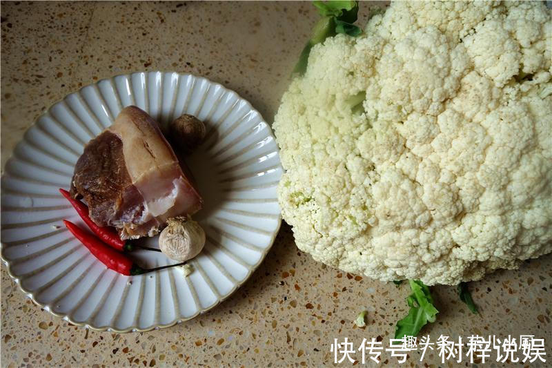 花菜别直接下锅炒，多一步，脆嫩可口，比肉还香，好吃又下饭