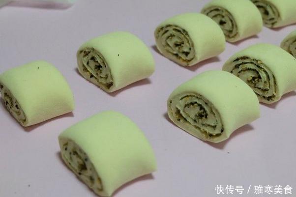 来点“特别”的花卷当早餐,皮上撒芝麻,放花生,满口留香