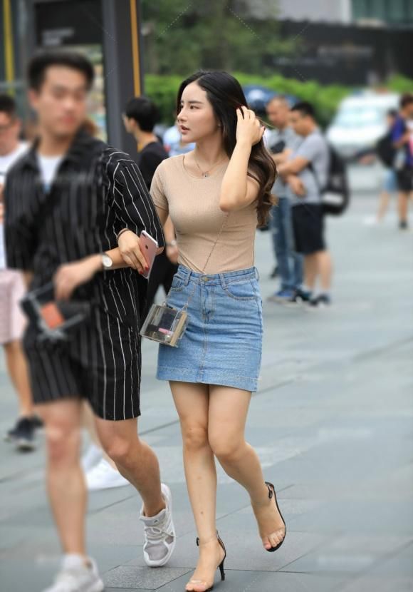 时髦的牛仔短裙，配咖色短袖衫，修身又显气质，穿出青春潇洒的美