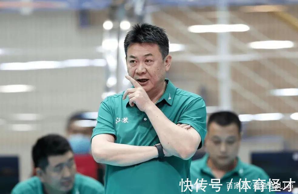 队员|现任女排主教练蔡斌与郎平的不同:国家队选材和执教理念颠覆过往