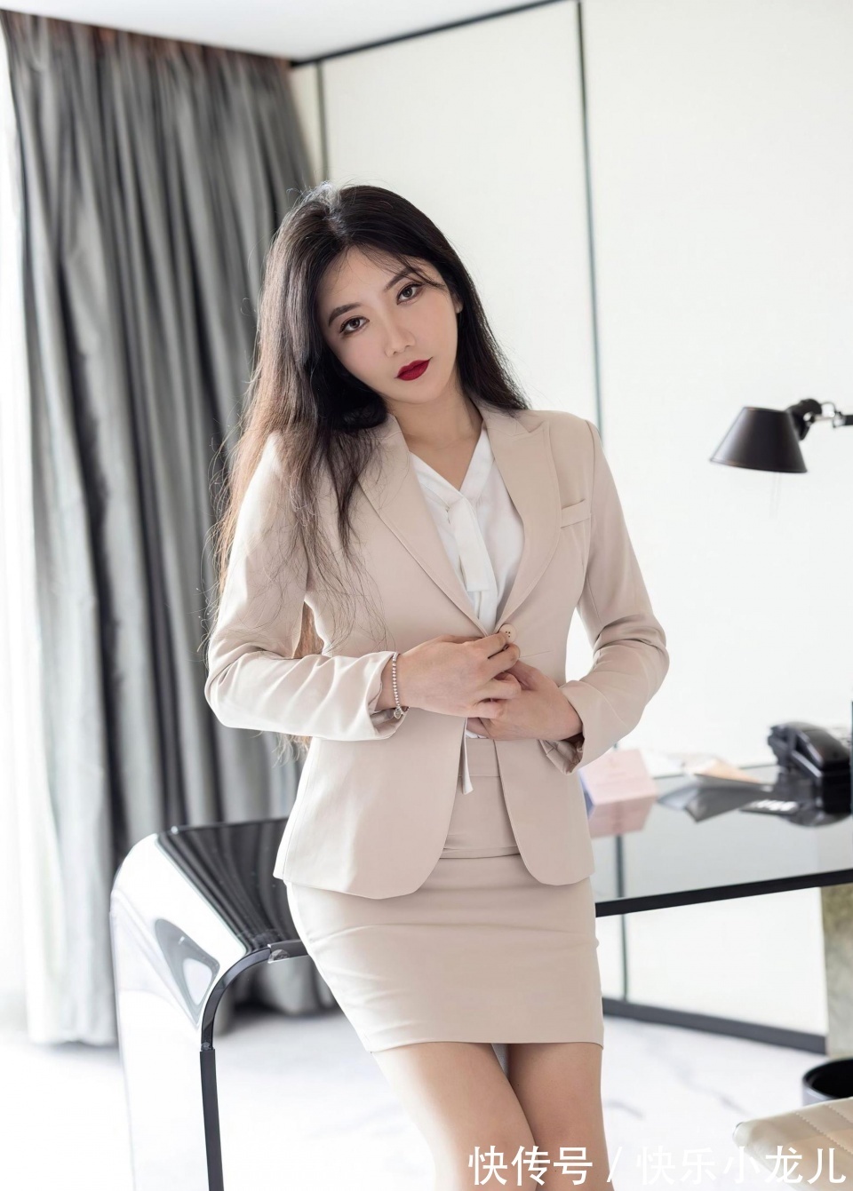 穿搭|小姐姐一身白色西装穿搭，凸显职场女性的时尚气质和优雅