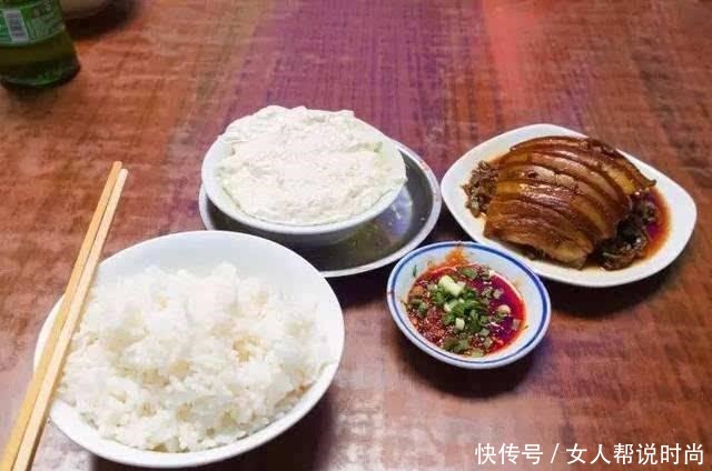  重庆这道菜比火锅馆多，连肉都没有，大家却抢着吃